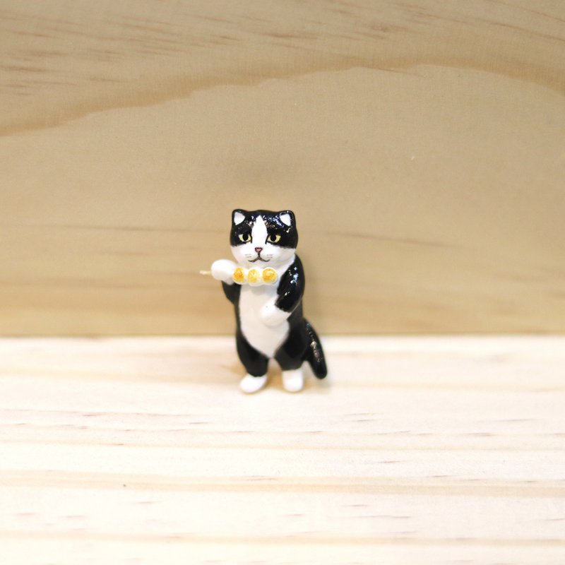 Tuxedo cat eating meatball brooch, Tuxedo cat brooch, Tuxedo cat pin - 胸针 - 粘土 黑色