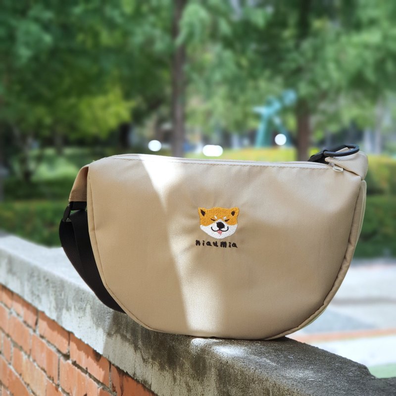 茑咪 原创刺绣设计马鞍包 斜背包 半月包/ 柴唉 柴犬 杏色 - 侧背包/斜挎包 - 尼龙 卡其色