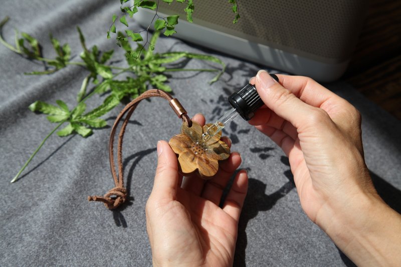 花屿木扩香花系列+10ml红桧精油|随身香氛|车用扩香|吊饰|礼物 - 香薰/精油/线香 - 木头 