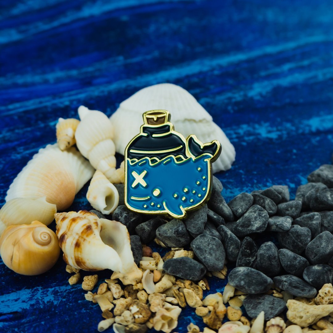 Sea Whale Potion Enamel Pin - 胸针 - 其他金属 蓝色