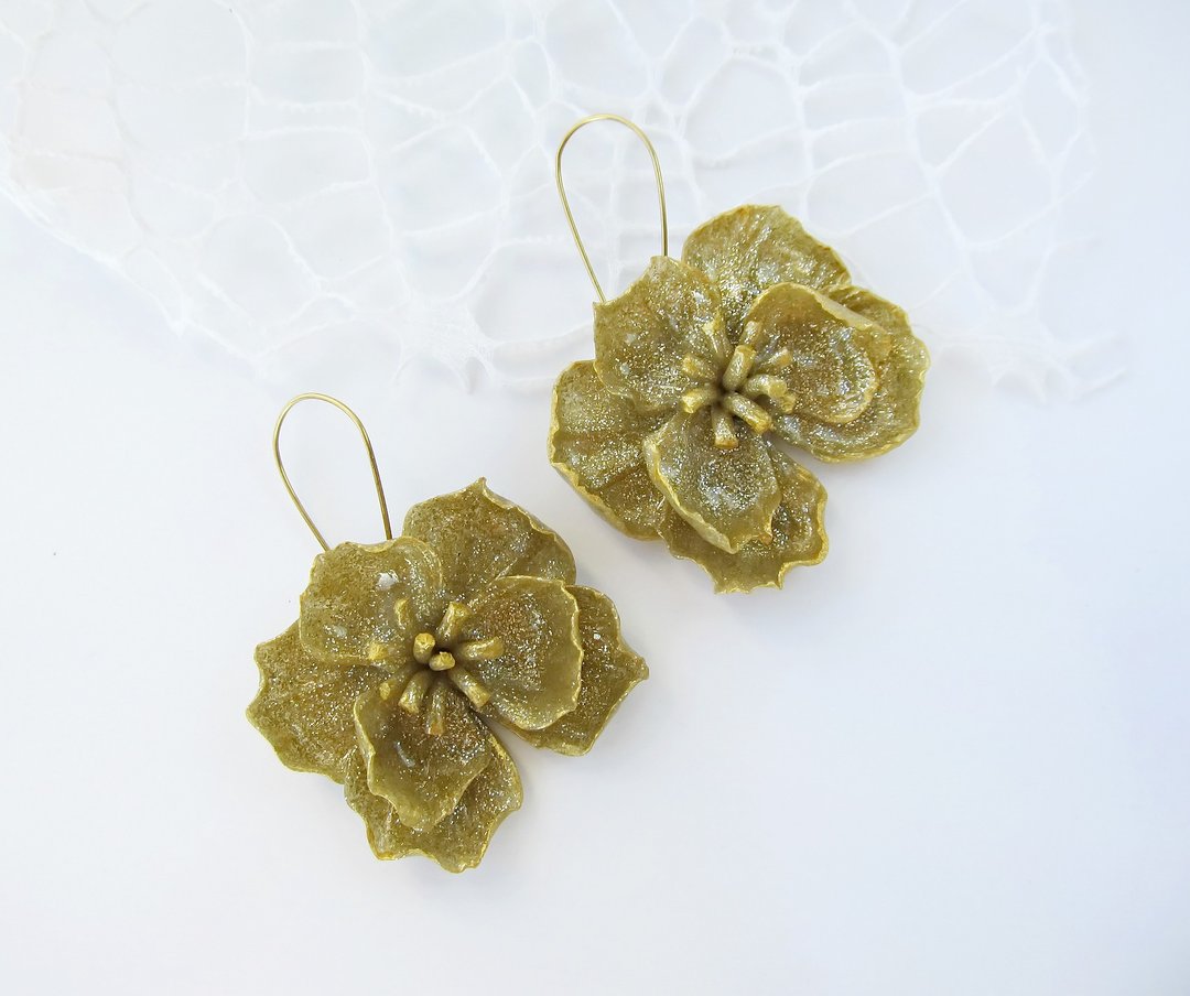 Floral earrings Big flower earrings Gold flowers earrings Bridesmaids earrings - 耳环/耳夹 - 粘土 金色