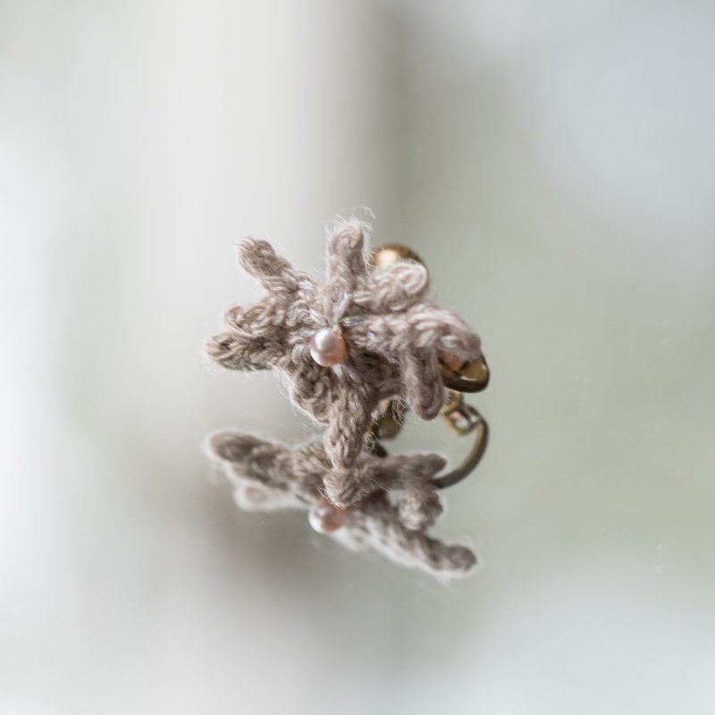 岩生鹿角刺绣钩织耳环 春日珍珠 裸褐 - 耳环/耳夹 - 棉．麻 卡其色