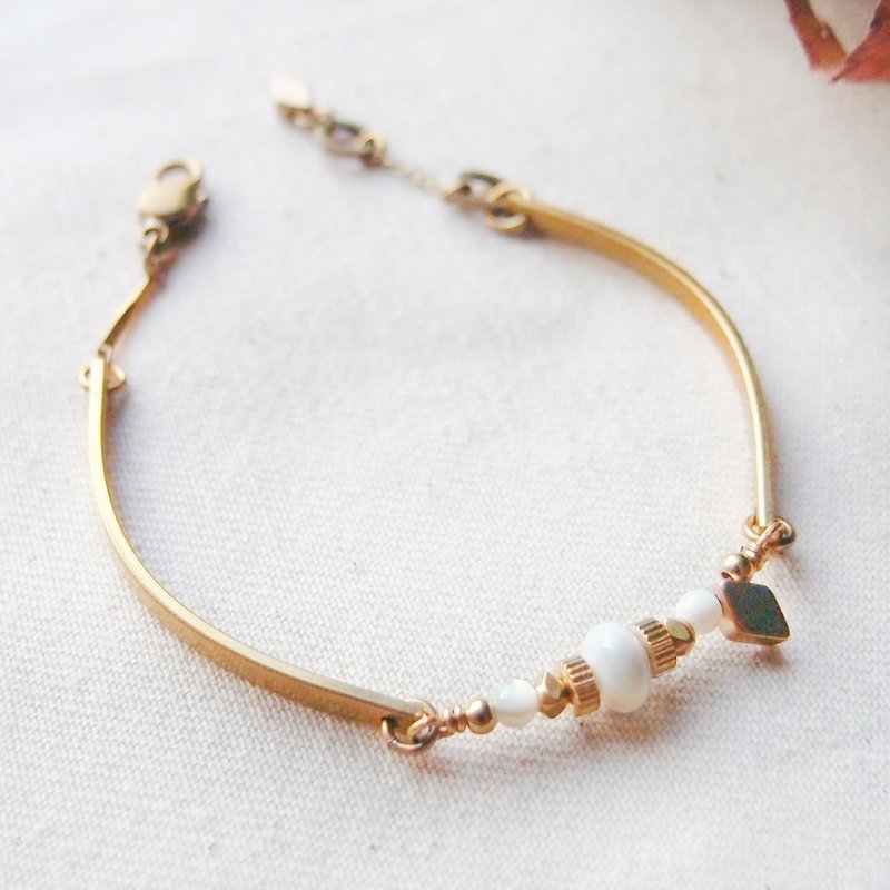 VIIART。楼阁。贝壳珠黄铜手链 - 手链/手环 - 其他金属 白色