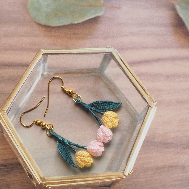 [Earrings/ Clip-On] Lace knitted pink and yellow tulips - 耳环/耳夹 - 绣线 粉红色