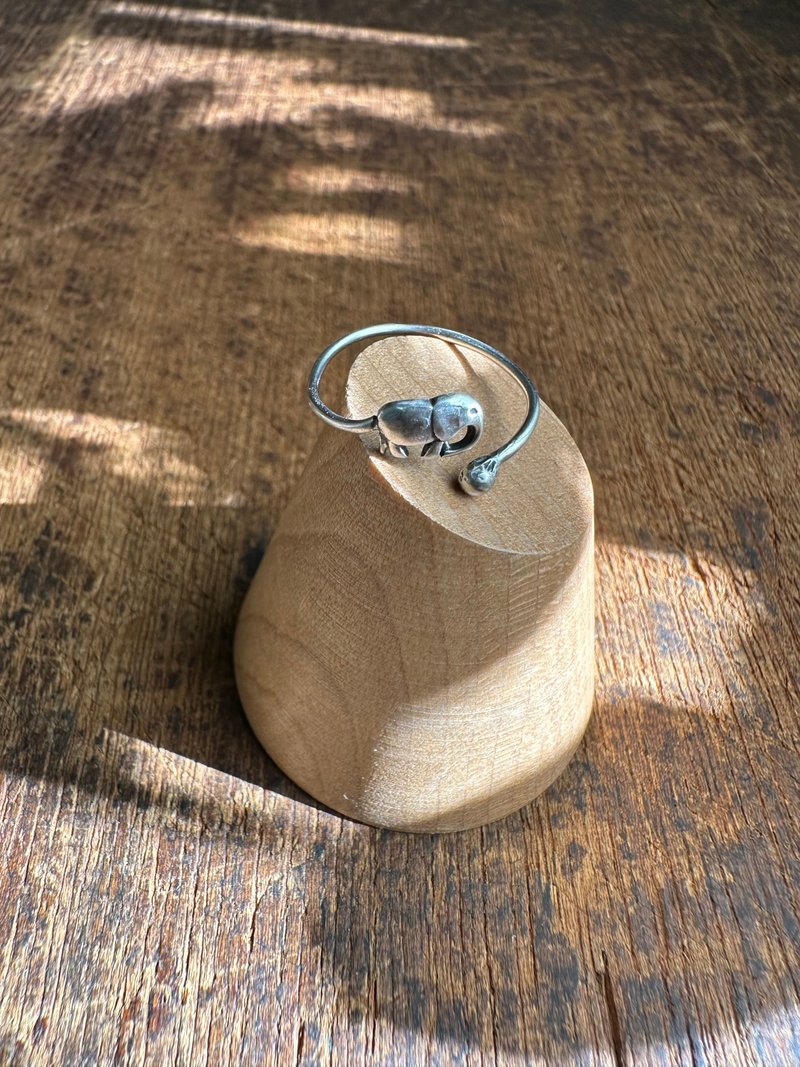 手作金工— 童趣小象踢踢球开放戒 925纯银戒指 小象戒指 大象戒 - 戒指 - 纯银 银色