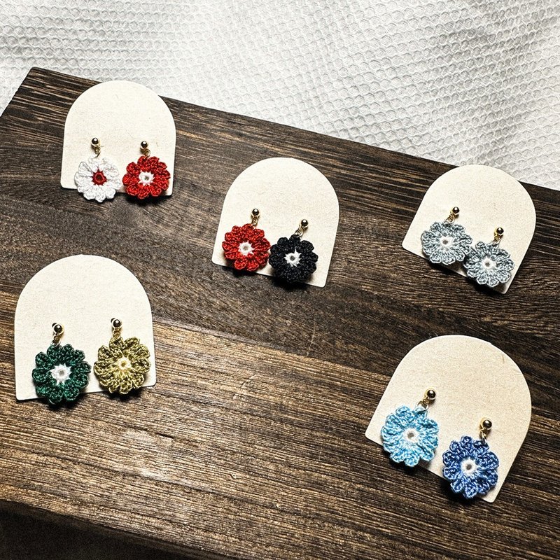 【 原创手作】小花日记 雏菊 撞色 耳环 钩针 微钩 圣诞节 礼物 - 耳环/耳夹 - 棉．麻 多色