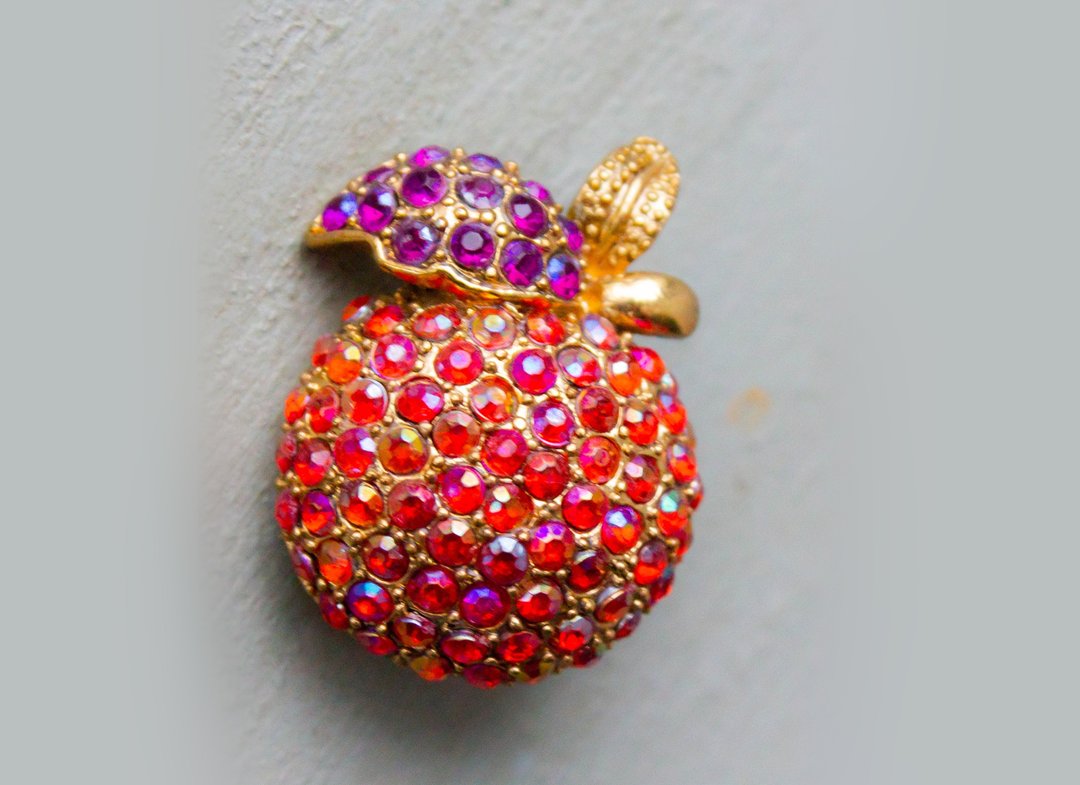Red rhinestones apple brooch Vintage small apple lapel pin Fruit brooch - 胸针 - 水晶 红色