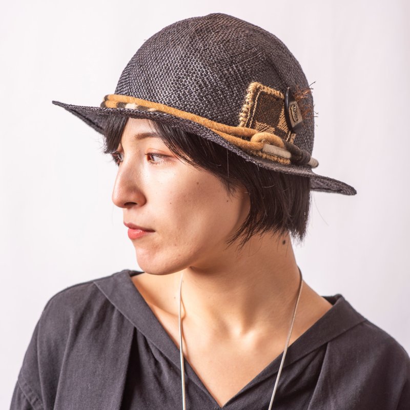 圓頂禮帽由椰子草Bao與非洲庫巴草絨和班巴拉泥染繩結合做 - 帽子 - 棉．麻 黑色