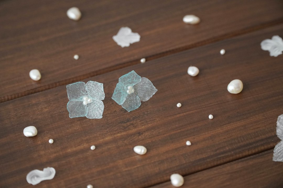 /Fiore/ 绣球花 树脂软水晶花 耳环/耳夹 (湖水蓝) - 耳环/耳夹 - 树脂 蓝色