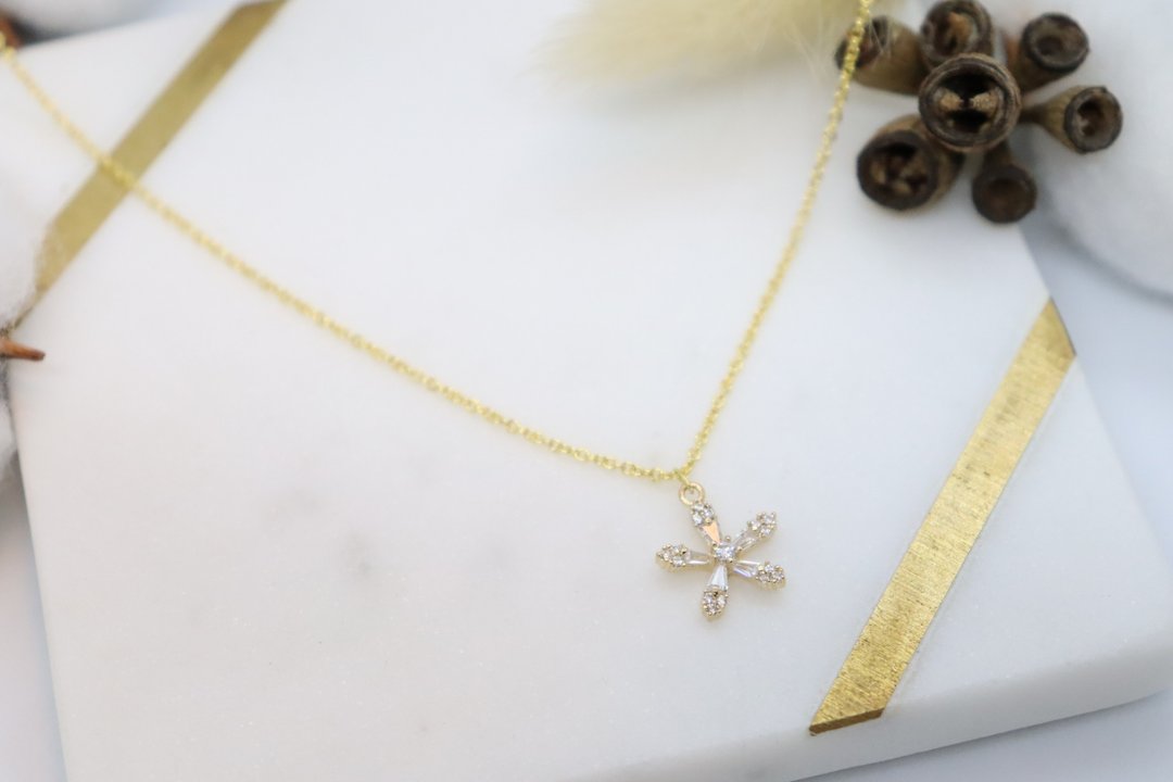 Cubic Zirconia Diamonds Flower Charm 925 Sterling Silver Chain Necklace - 项链 - 纯银 