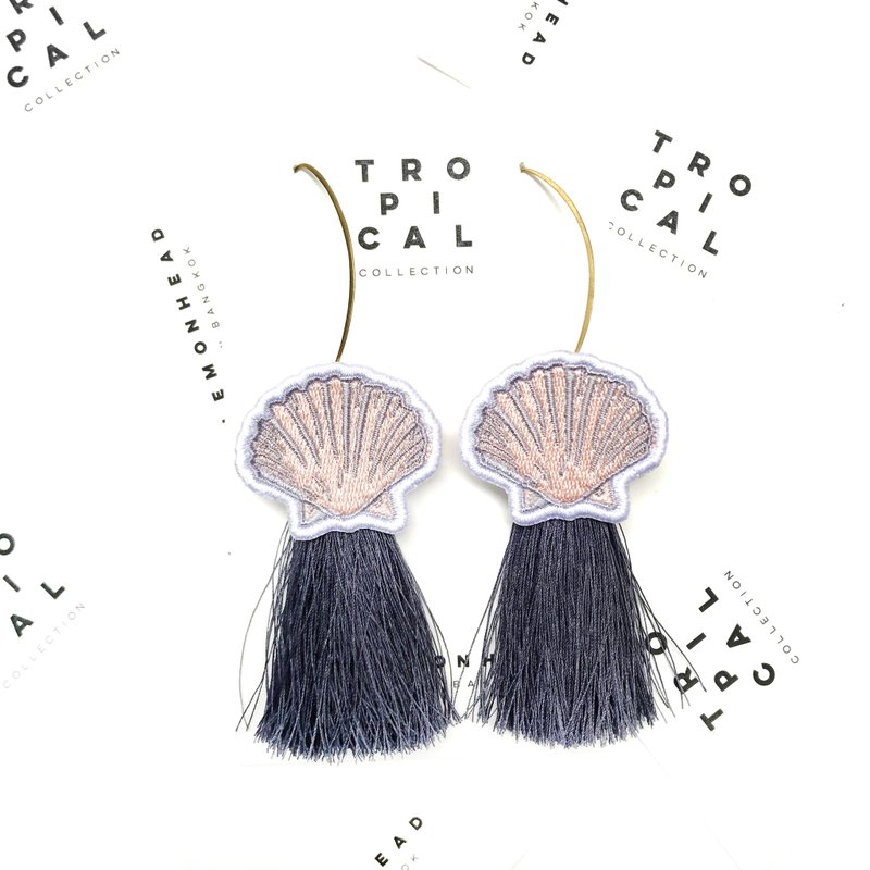 Sea Shell Gray Tassel Earrings - 耳环/耳夹 - 聚酯纤维 银色