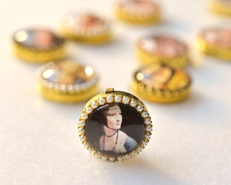 Button Cover 手作钮扣饰~别致优雅~名画系列: 抱银鼠的女子 - 胸针 - 珍珠 多色