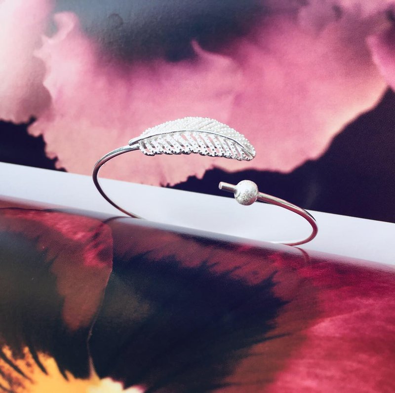 925纯银 细致小巧【 镂空羽毛 活动式手环 】 - 手链/手环 - 纯银 粉红色