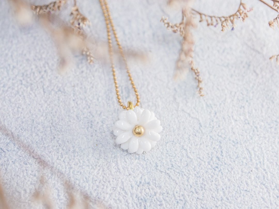 Daisy ~ white porcelain flower pendant ~ size Mini - 项链 - 陶 白色