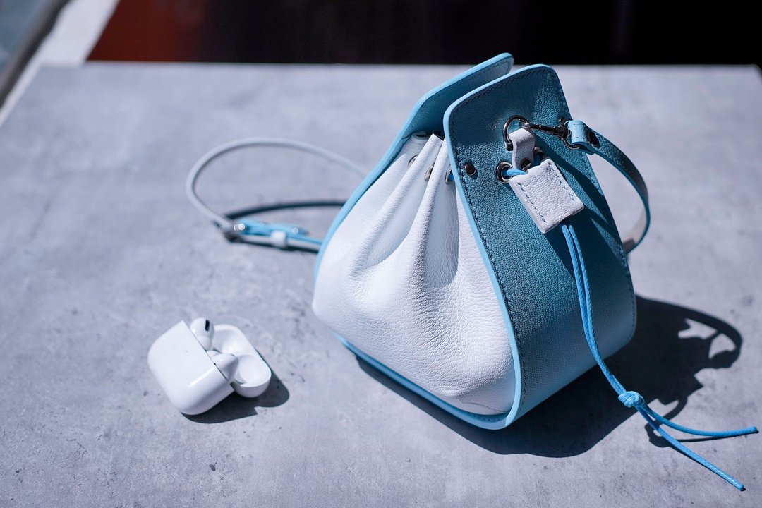 MOOSworkshop MINI BARRY drawstring bucket bag 拉绳水桶包 - 侧背包/斜挎包 - 真皮 