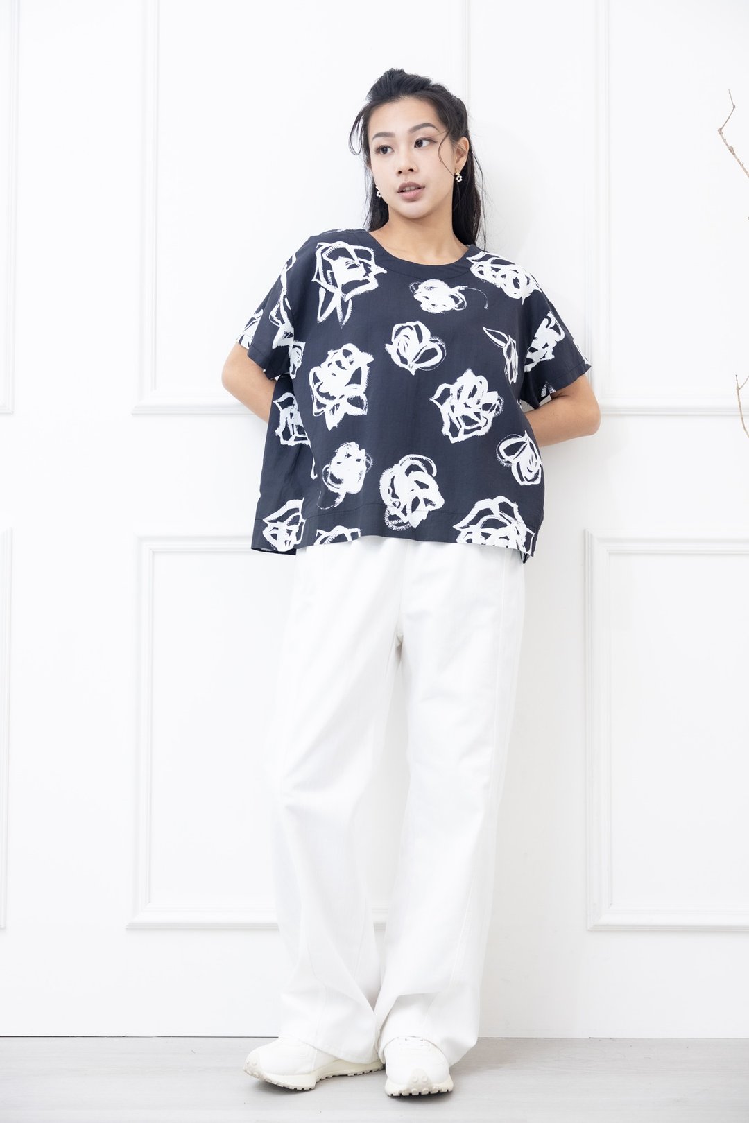 白色线条花上衣 黑色 - 女装 T 恤 - 其他材质 黑色