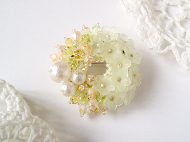 Spring Dream Mimosa wreath brooch - 胸针 - 玻璃 黄色