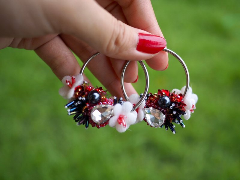 花篮球耳环。卡哇伊花卉耳环。甜洛丽塔 - 耳环/耳夹 - 绣线 黑色