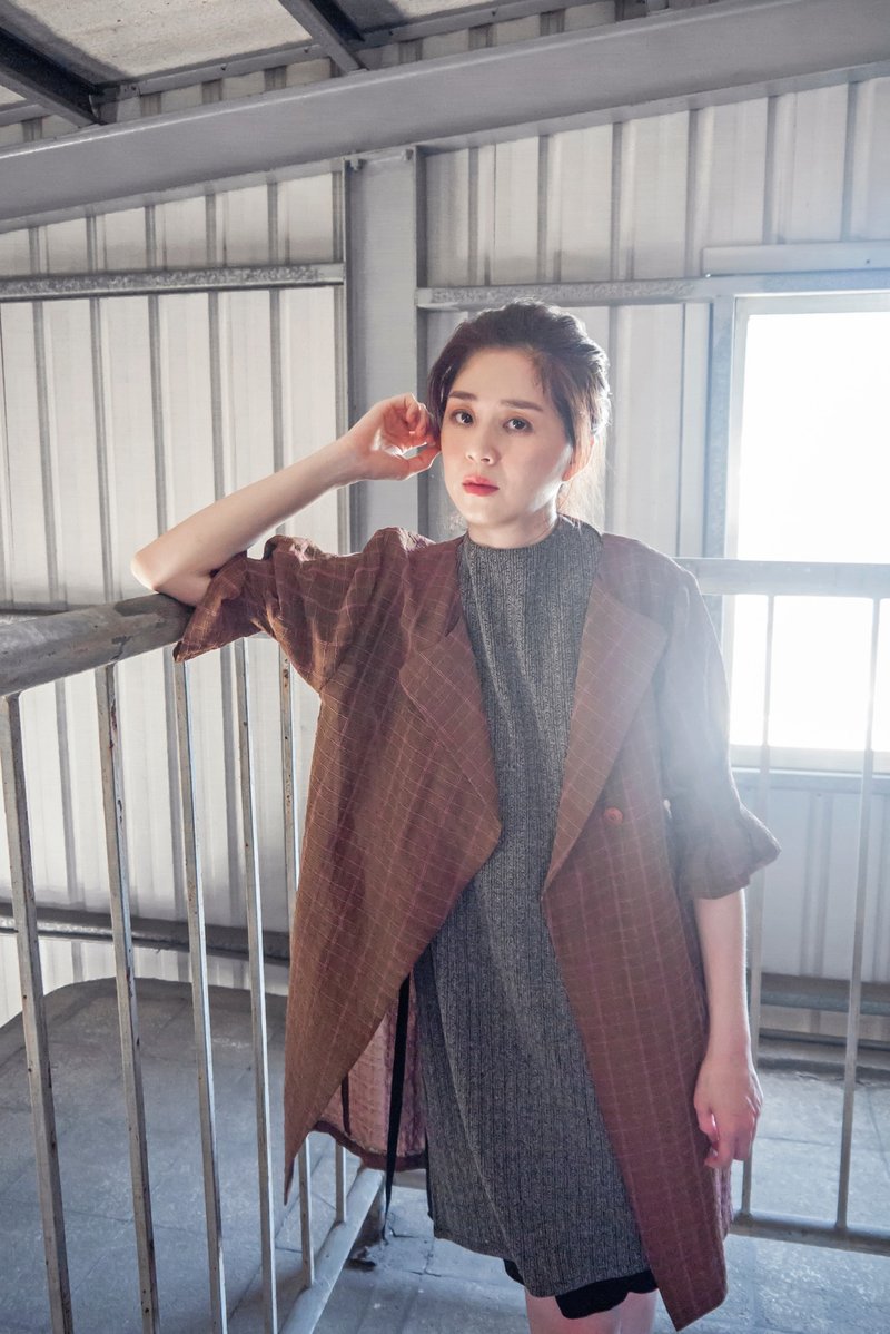 Laume蓬袖不对称翻领咖啡格纹外套 - 女装休闲/机能外套 - 聚酯纤维 咖啡色