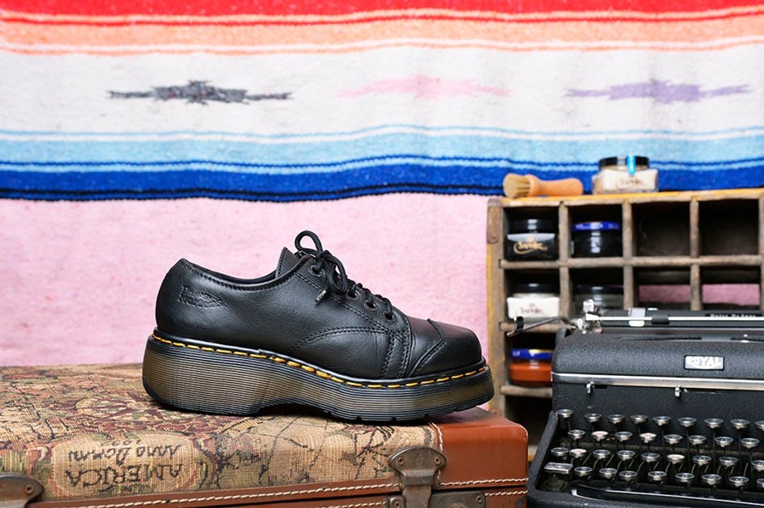 Vintage 英国Dr. Martens 黑色6孔靴 - 女款休闲鞋 - 真皮 黑色