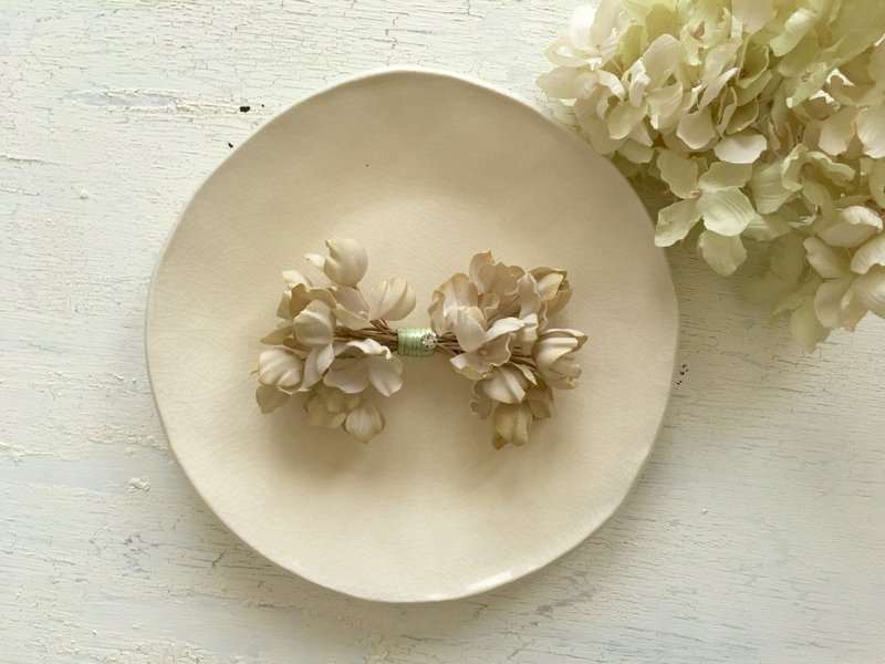 Hydrangea ribbon brooch (Ash Green) - 胸针 - 棉．麻 绿色