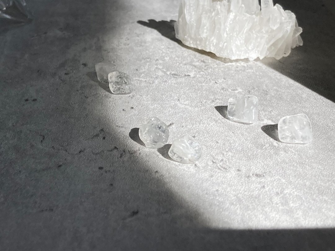 【天然白水晶。原石耳环】304钛钢耳针|随形天然石、原矿水晶 - 耳环/耳夹 - 其他材质 白色