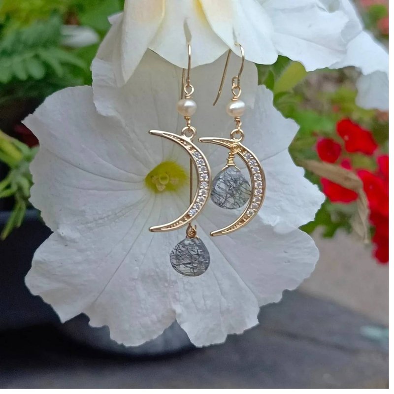 |14kgf轻珠宝|天然黑发晶月儿弯弯不对称耳环 - 耳环/耳夹 - 宝石 多色