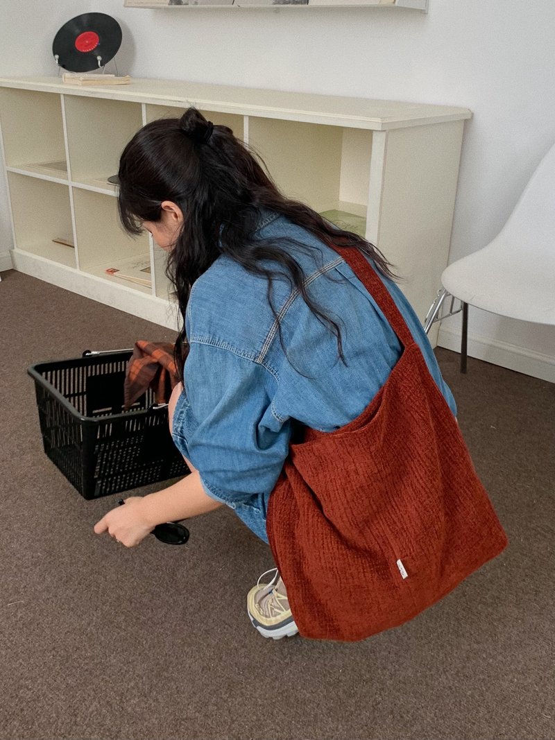 红枣 条纹肌理感 复古色系大容量百搭斜挎包 - 侧背包/斜挎包 - 棉．麻 红色