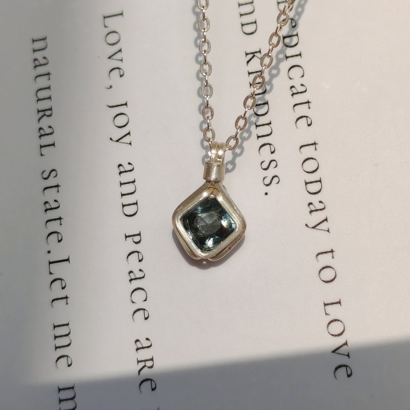 小顆天然緬甸尖晶石鎖骨鏈 刻面藍灰色菱形吊墜純銀項鍊 - 项链 - 半宝石 
