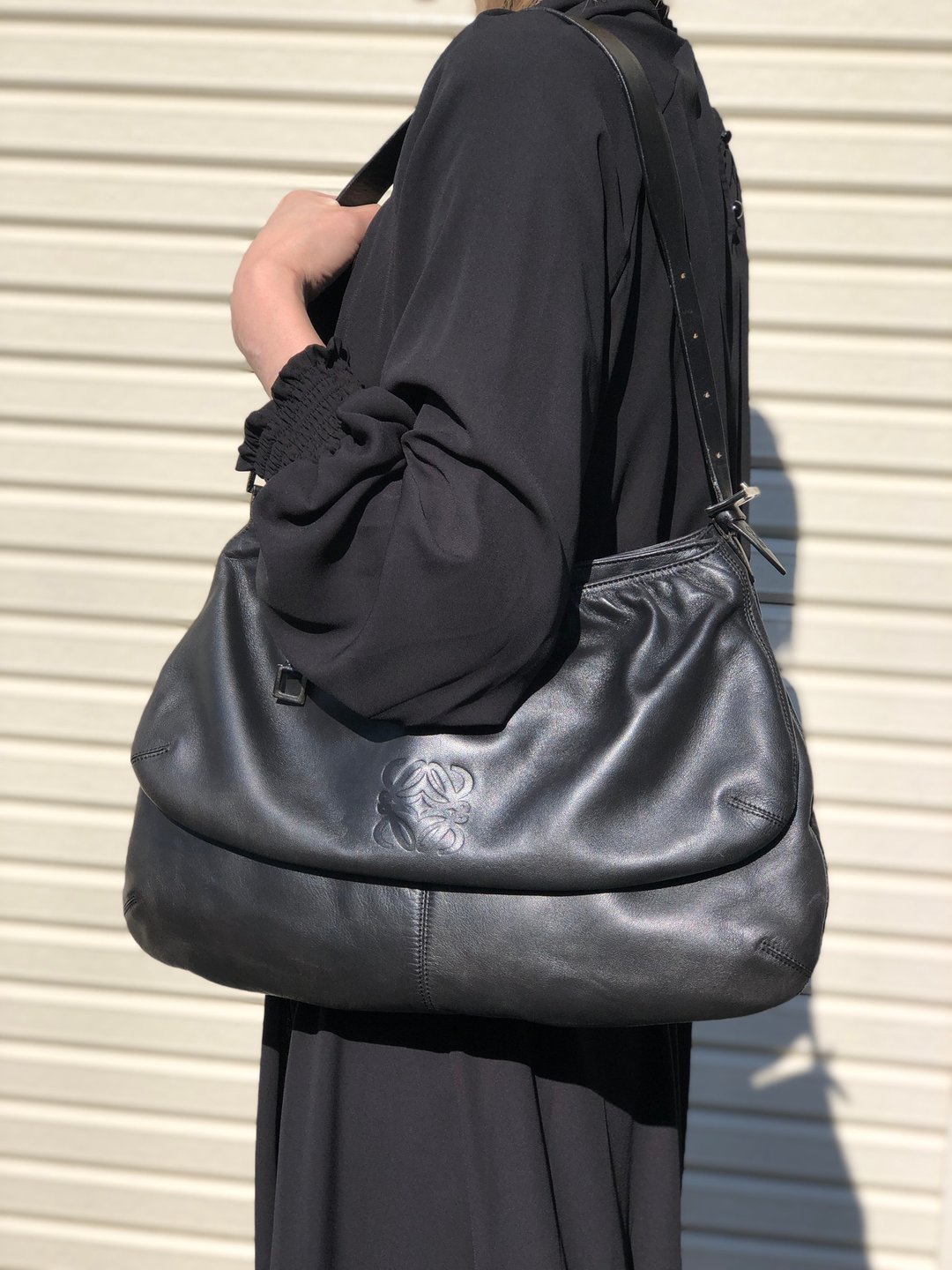 【 日本直送 名牌中古包 】LOEWE 罗威 侧肩包 黑色 压印Anagram图案 纳帕皮革  полу-сумка vintage ymu5m6 - 侧背包/斜挎包 - 真皮 黑色