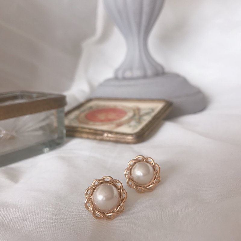 优雅贴耳系列-花卉 - 耳环/耳夹 - 其他金属 