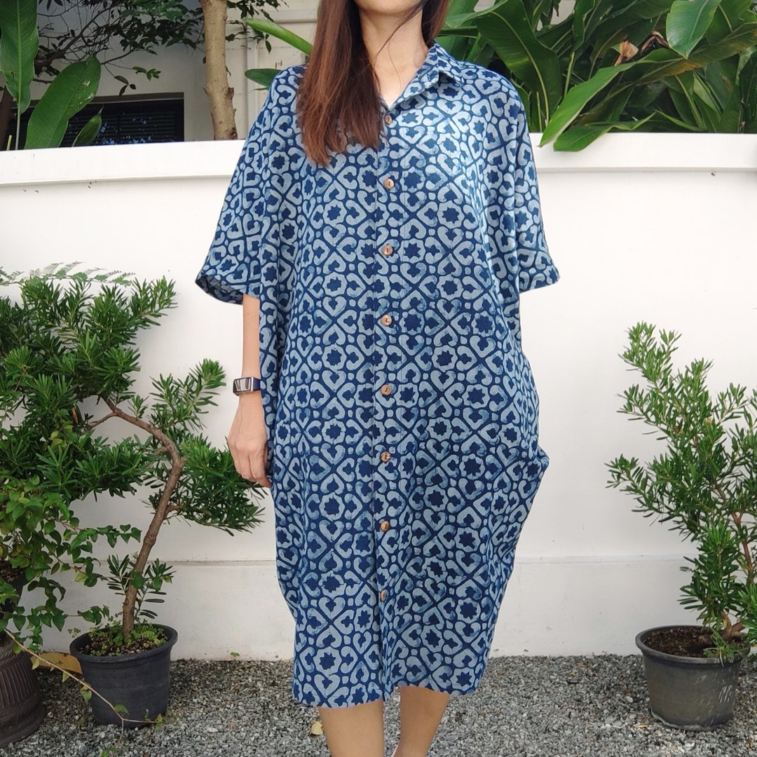 Batik Shirt Collar Oversize Dress 4 petals - 洋装/连衣裙 - 棉 蓝色