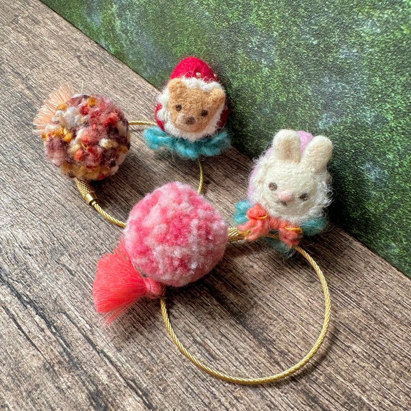 春日草莓派对-羊毛毡草莓帽熊熊和兔兔的挂饰钥匙圈 - 吊饰 - 羊毛 