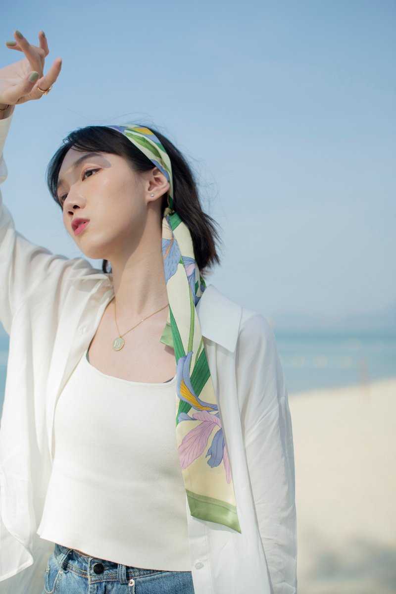 彩虹女神鸢尾印花 真丝缎面窄丝巾/牛油果色 - 丝巾 - 丝．绢 绿色
