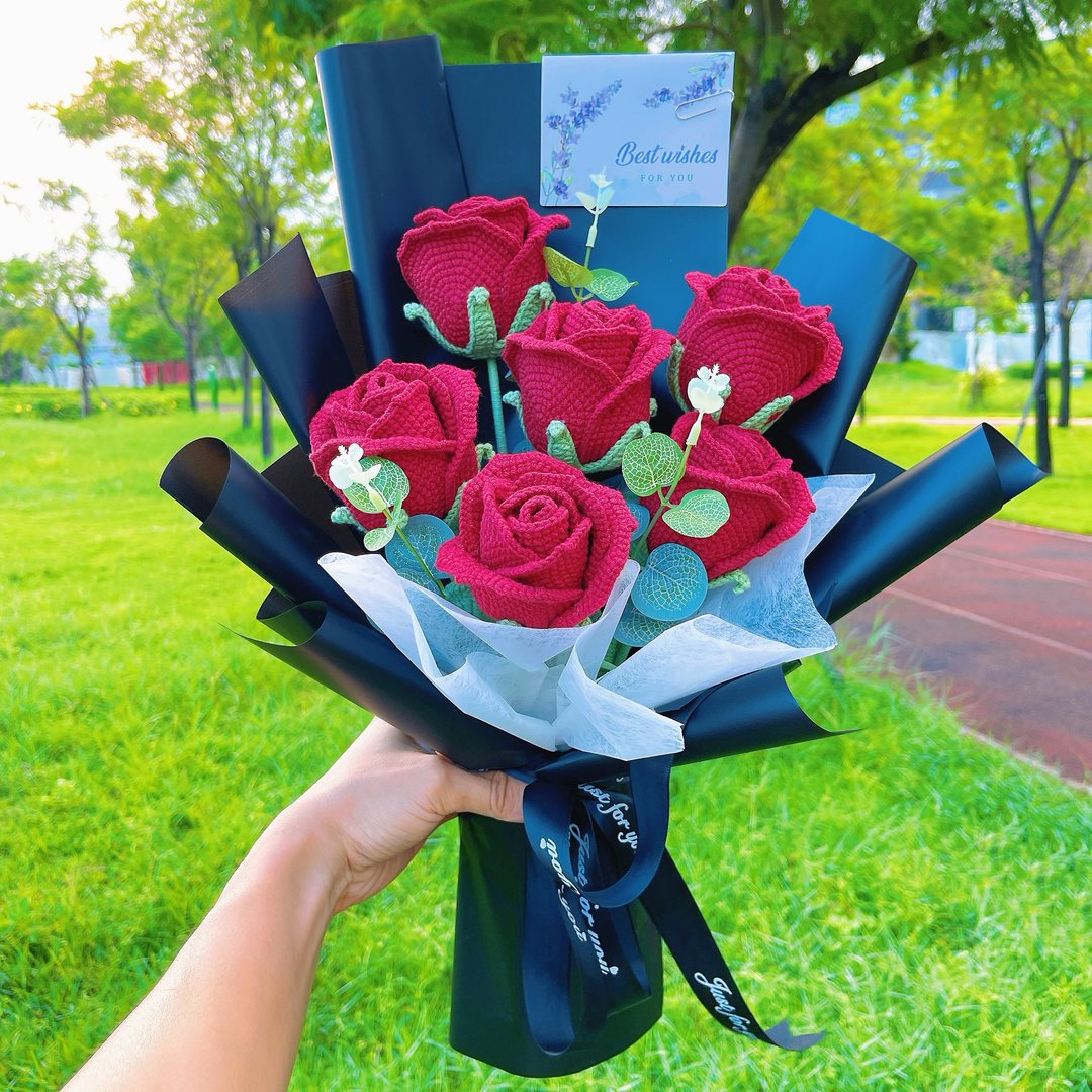 情人节礼盒 定制化礼物2026钩编六朵红酒色玫瑰花卉花束 - 干燥花/捧花 - 棉 黑色