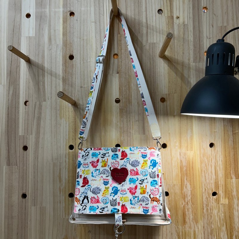 斜背帆布包/日本猫猫趣 /斜背帆布包/新设计/彩绘图样 × 米色 - 侧背包/斜挎包 - 棉．麻 红色