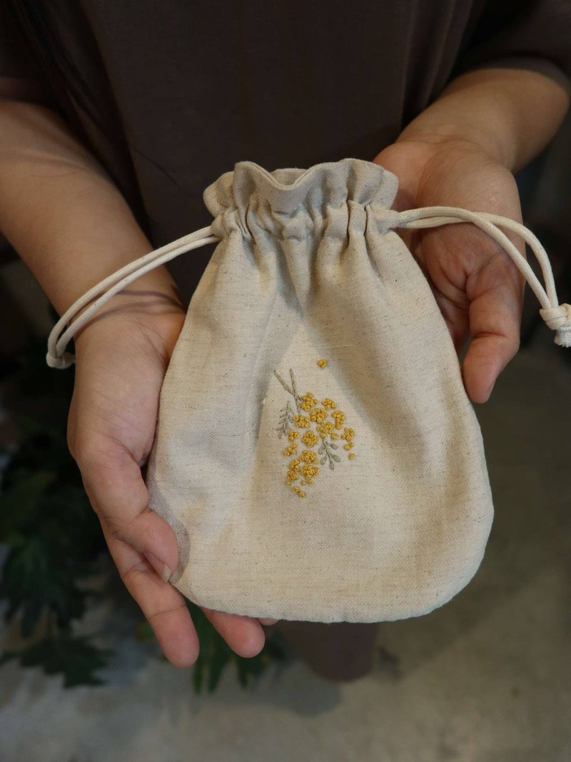 Mimosa金合欢手刺绣束口袋/收纳袋 - 束口袋双肩包 - 棉．麻 绿色