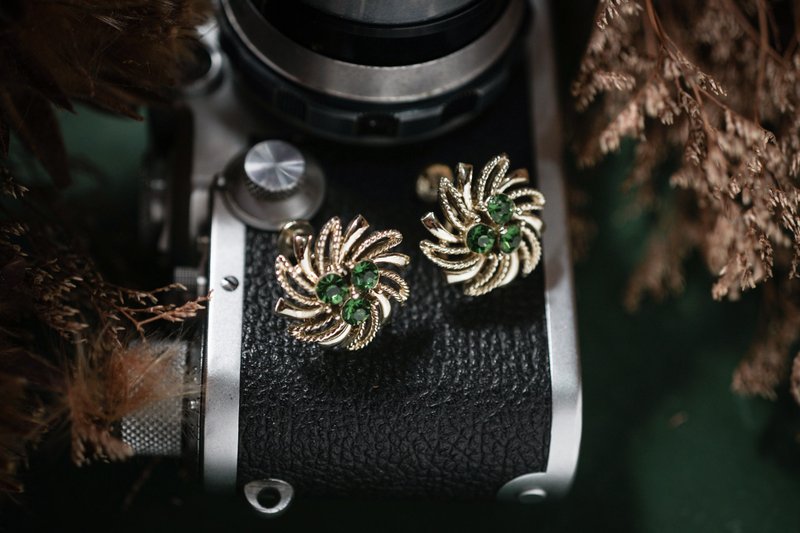 【老饰品/西洋老件】美国 Lisner 翠绿色旋转曲线夹式老耳环 - 耳环/耳夹 - 其他金属 银色