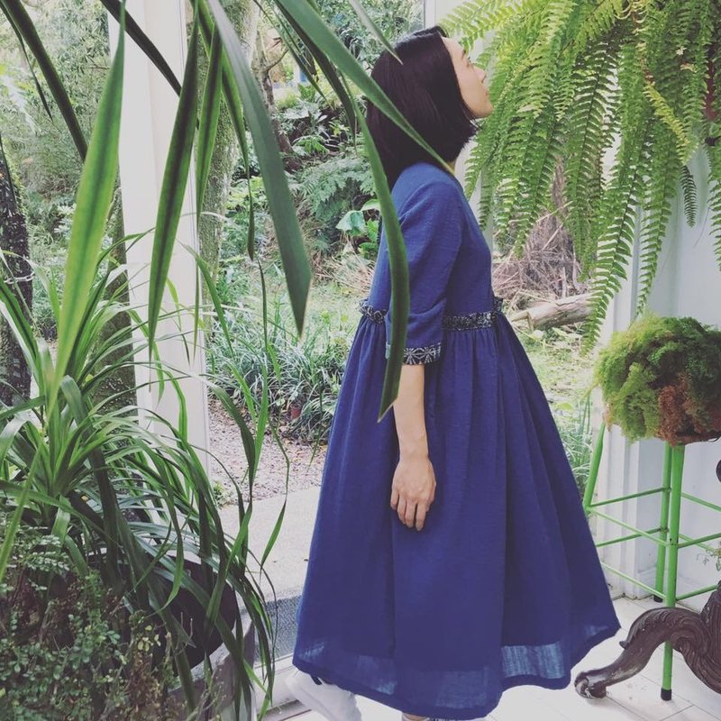 肌里竹节花柄藏蓝拼布//腰花长洋装 - 洋装/连衣裙 - 棉．麻 蓝色