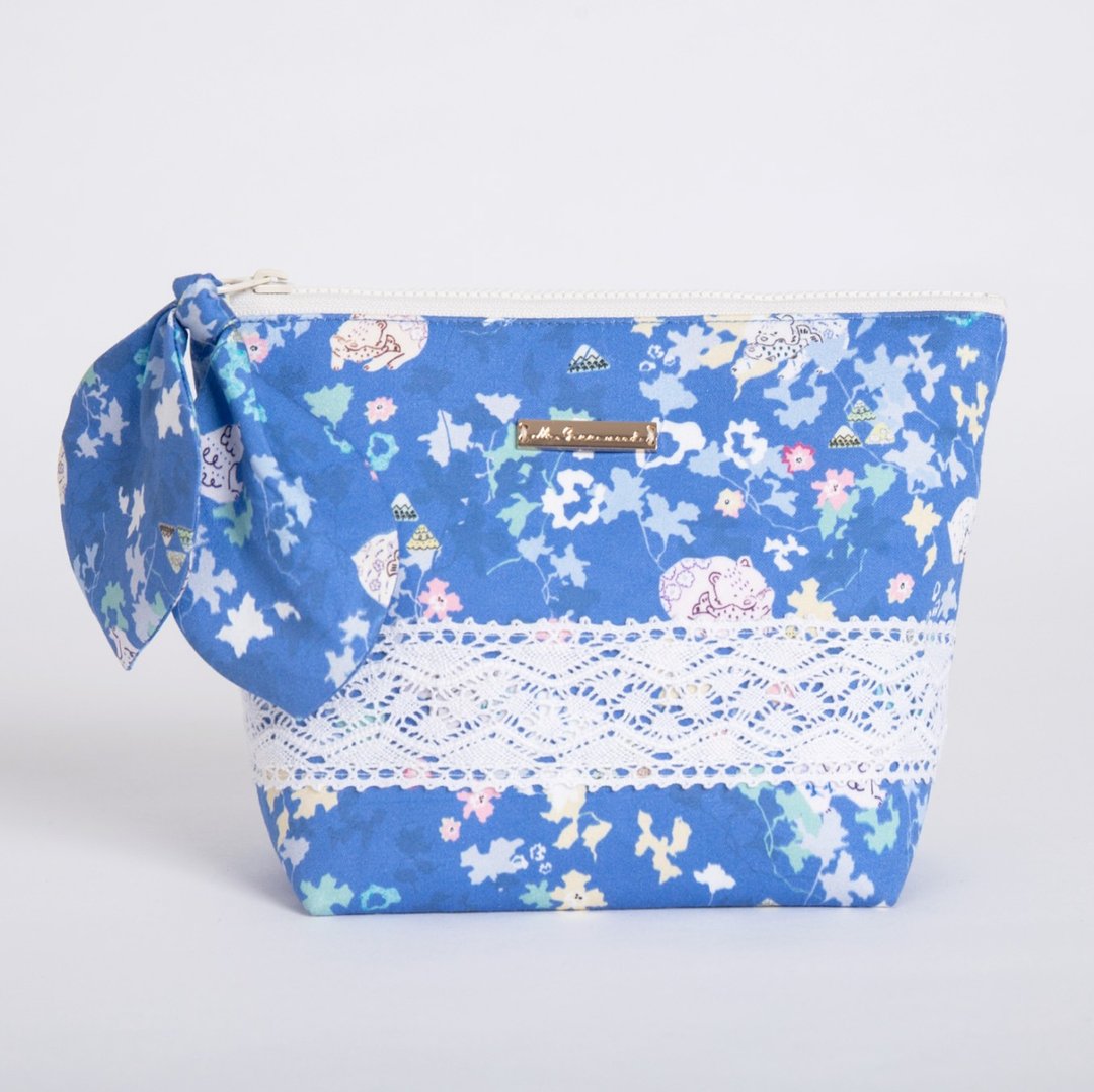 【城市印花-北海道】啾啾蕾丝手作化妆包 阿寒湖 熊 花柄 碎花 - 化妆包/杂物包 - 棉 蓝色