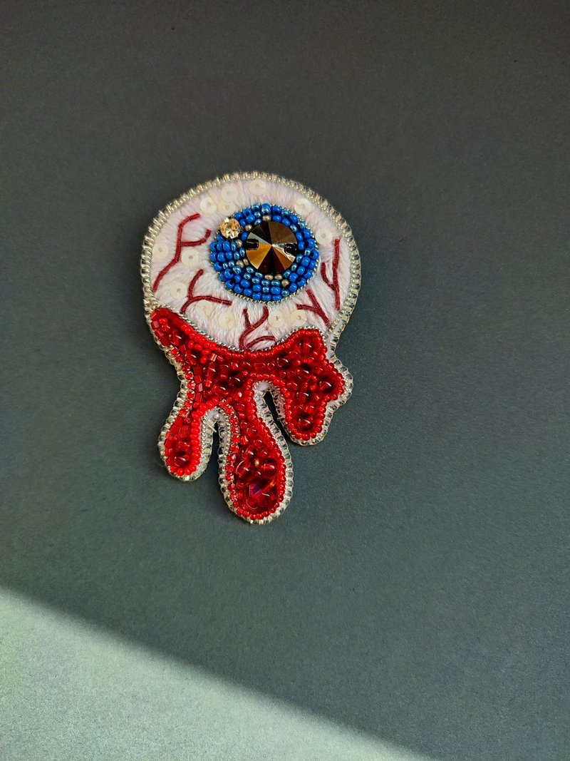 僵尸血眼刺绣胸针  血丝眼球别针  自然眼妆  万圣节恐怖串珠胸针 - 胸针 - 玻璃 红色