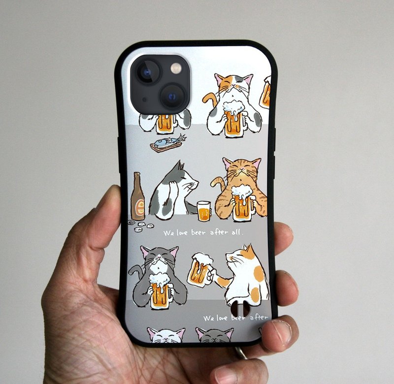 握着iPhone手机壳的猫咪用白啤酒敬酒 - 手机壳/手机套 - 塑料 白色