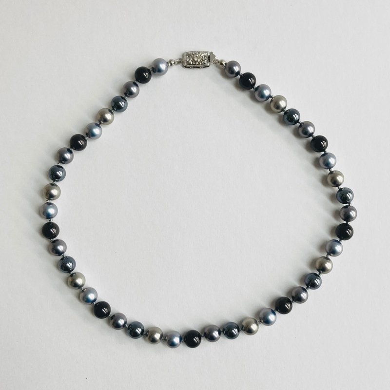 玻璃珍珠混色全结式项链 / 8mm 约42cm / 黑色x灰色 / 日本制 - 项链 - 玻璃 黑色