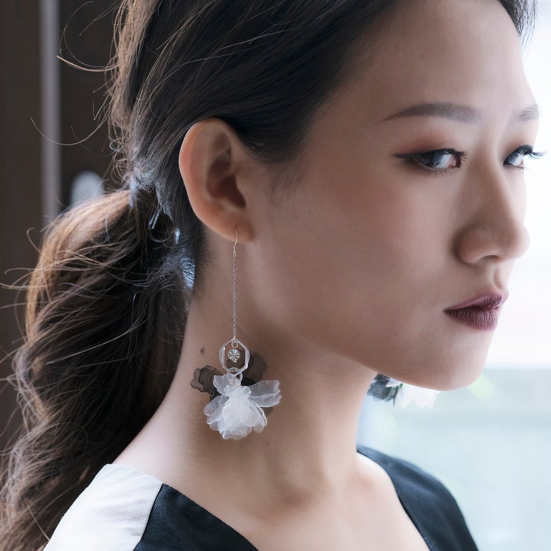 Chloé 黑白撞色花朵个性金属垂坠式长耳环 - 耳环/耳夹 - 其他材质 黑色