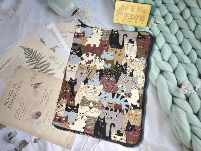 棉麻布料-咖啡底手绘漫画猫款-手工拉链款布书衣 拉链书衣 预购款 - 书衣/书套 - 棉．麻 