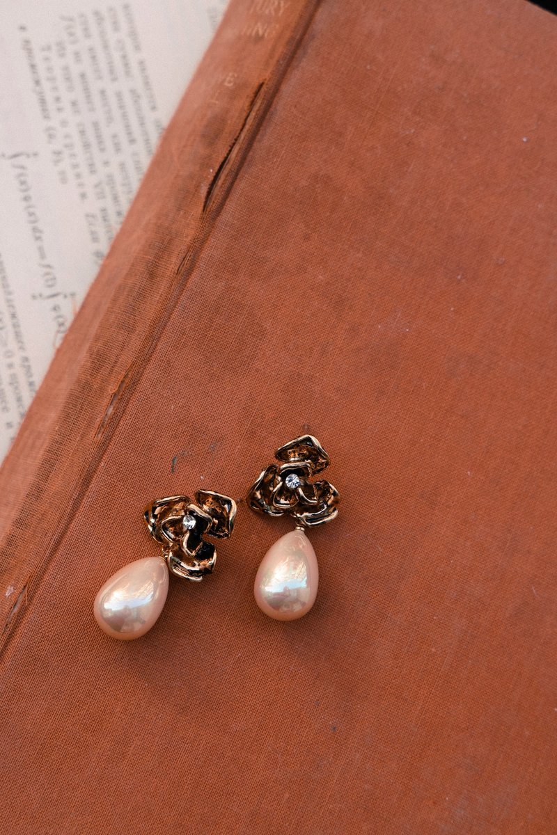 COR-DATE / 玫瑰水滴珍珠耳环 - 耳环/耳夹 - 其他材质 