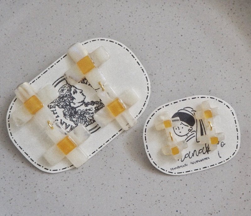 煎蛋十字架 耳钉 // fried egg cross earring - 耳环/耳夹 - 树脂 白色