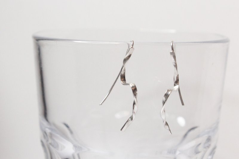 缎带 纯银手工耳环 - 耳环/耳夹 - 纯银 银色