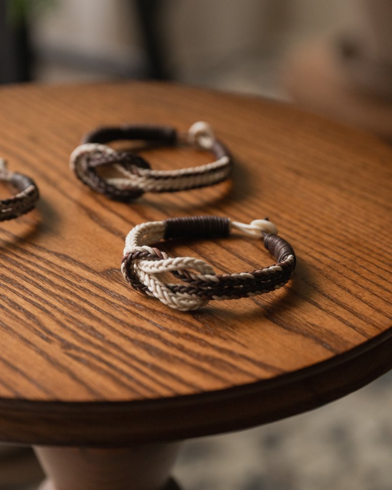 千穗 | 同心结蜡绳抽绳式手环 - 手链/手环 - 棉．麻 卡其色