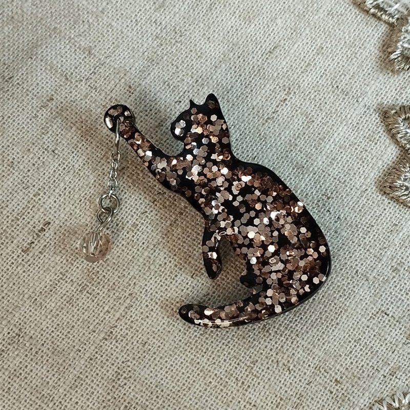 黑猫胸针。黑色小猫别针。手工制作的闪光胸针。猫爱好者的礼物 - 胸针 - 树脂 黑色